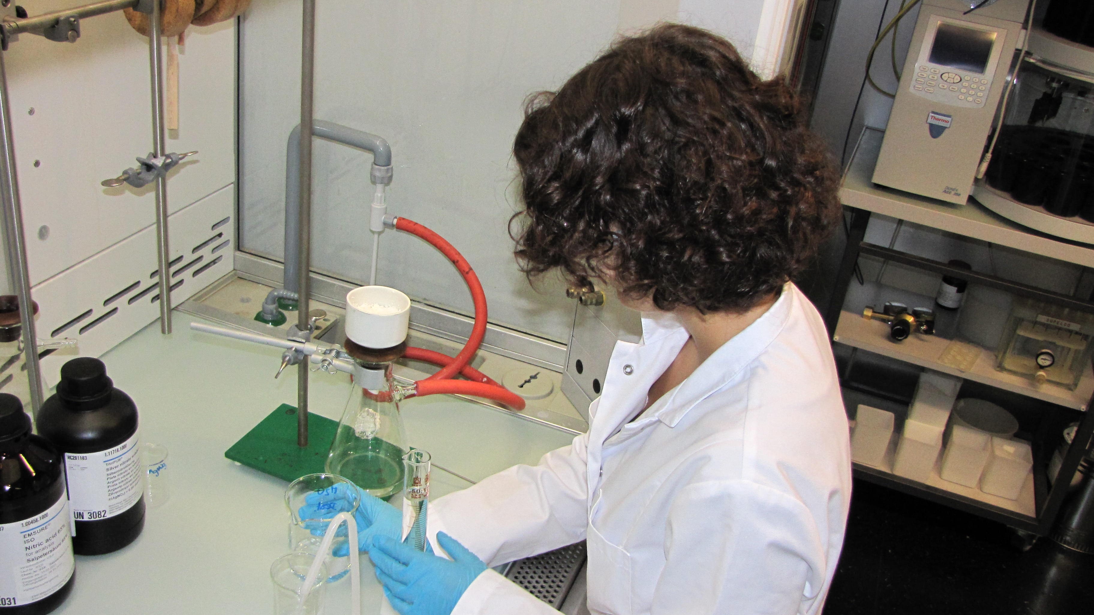 Eine Laborantin untersucht chemische Substanzen.